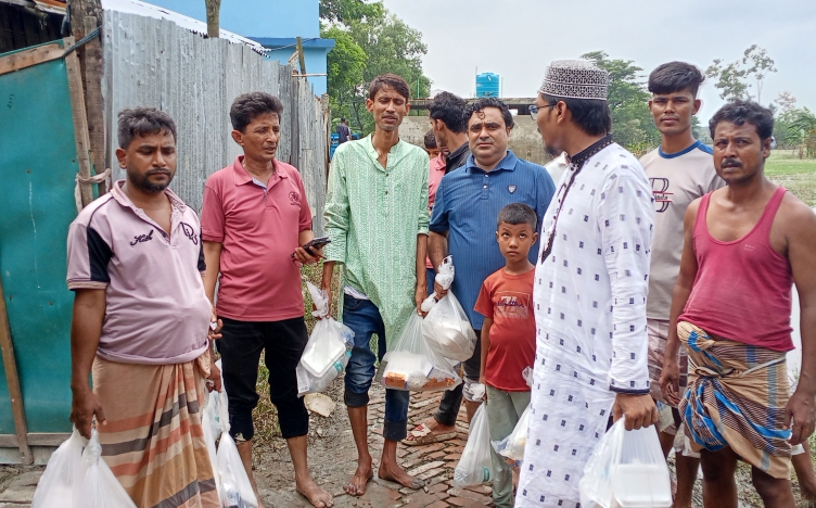 বাঁশখালীতে বন্যার্তদের মাঝে মফস্বল সাংবাদিক সোসাইটির ত্রাণ বিতরণ