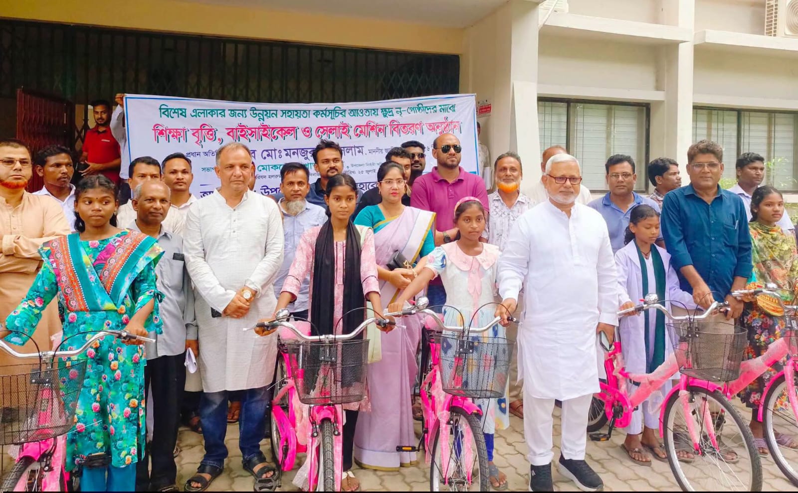 বিশেষ এলাকার উন্নয়ন সহায়তা কর্মসূচি: কাহারোলে শিক্ষার্থীদের বৃত্তির অর্থ, ১২টি বাইসাইকেল ও ৮টি সেলাই মেশিন বিতরণ